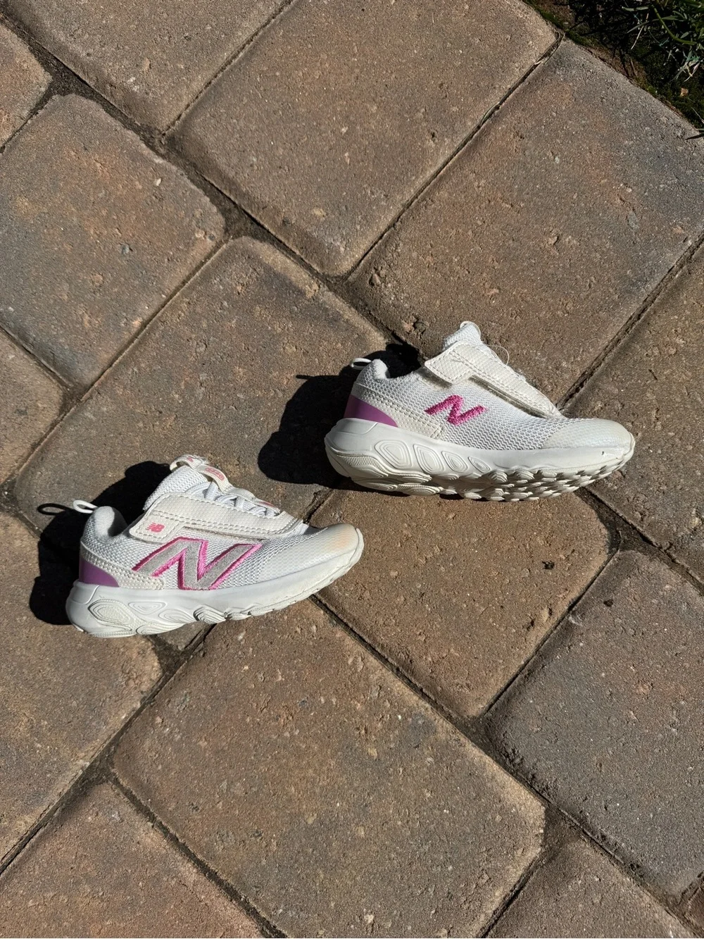 New Balance 515 toddler 6 White Sneakers with Pink Details